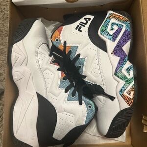 Vintage 90's FILA Basketball Sneakers
Men's/Kids Size 6 White/ multicolor